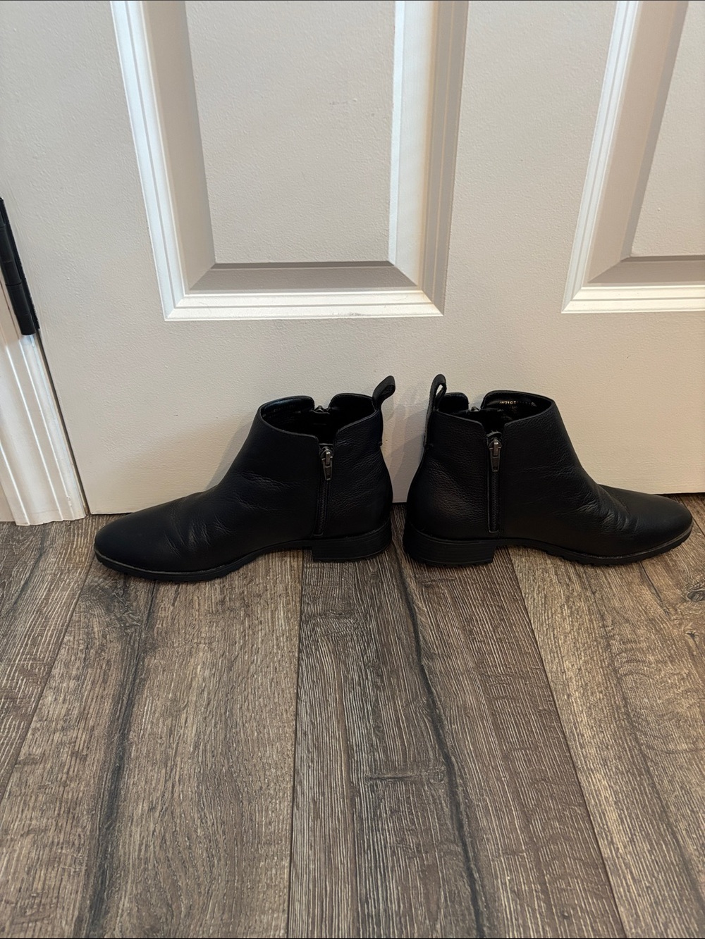 Women’s Black Leather Ankle Boots with Side Zipper. Size 8.